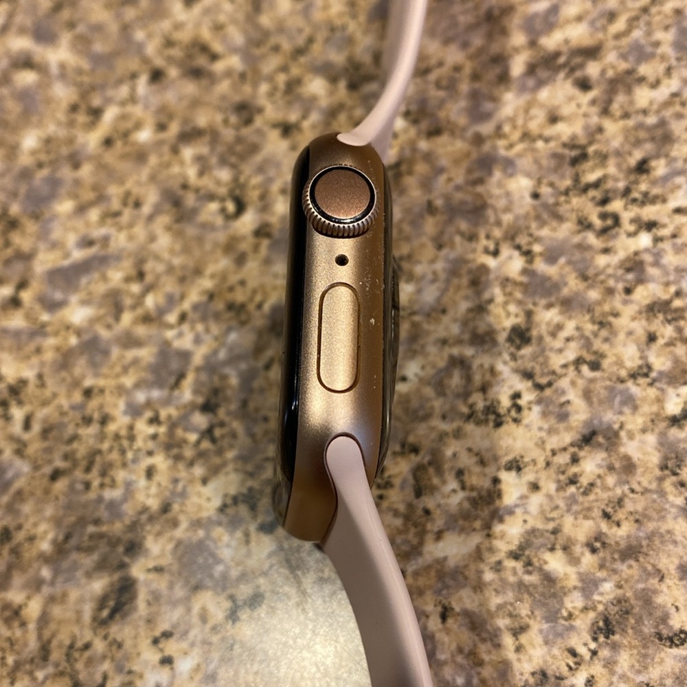 Apple Watch Series 4 GPS 40mm Model A1977 Pink S/M Band APPLE NO LONGER SUPPORTS - Picture 11 of 17
